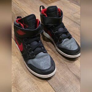 Nike Air Jordan 1 Hi FlyEase in the "Smoke Grey Gym Red" colorway